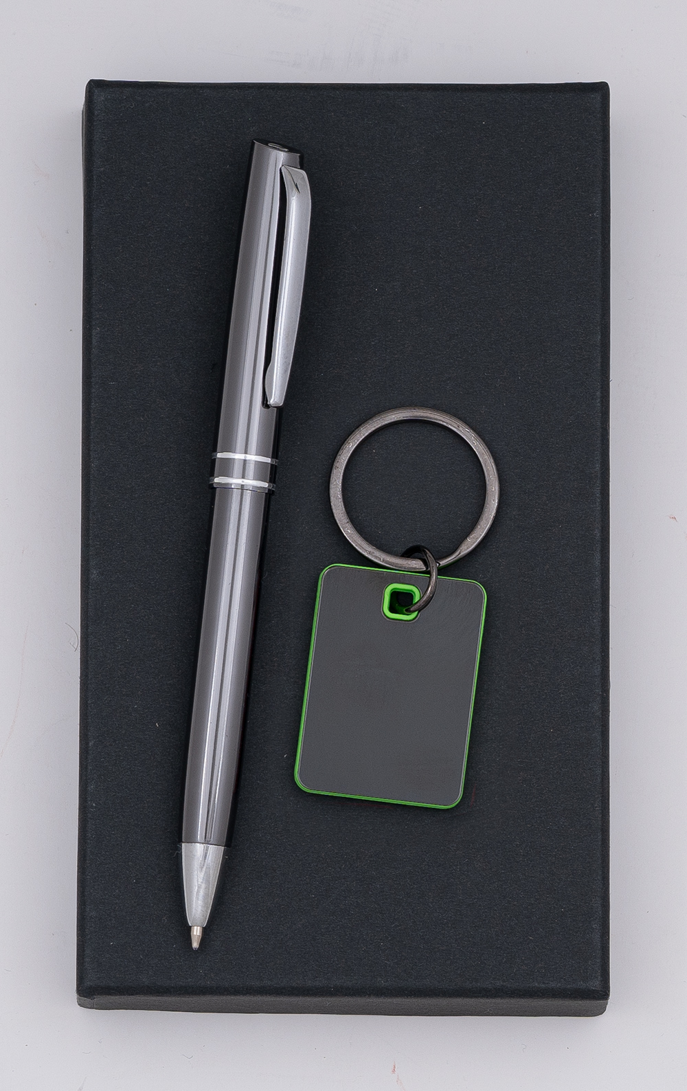 Комплект с химикалка и ключодържател в кутия