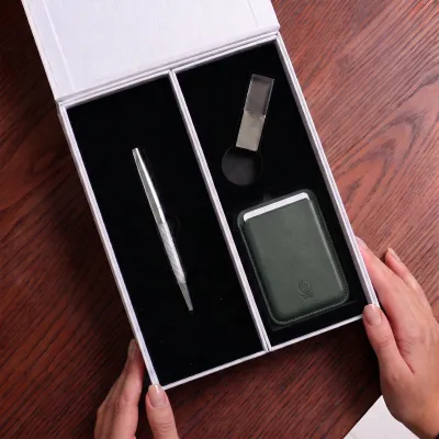 Дамски комплект бележник А5, химикалка, картодържач и USB 