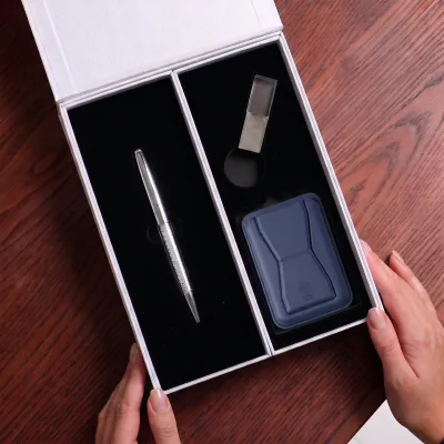 Дамски комплект бележник А5, химикалка, картодържач и USB 