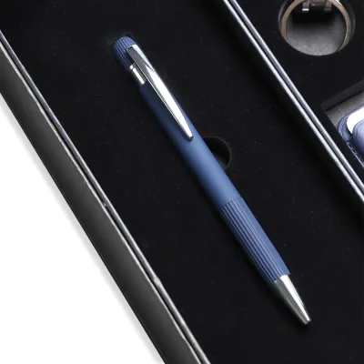 Комплект бележник А5, химикалка, картодържач и USB 