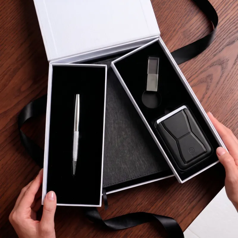 Дамски комплект бележник А5, химикалка, картодържач и USB 
