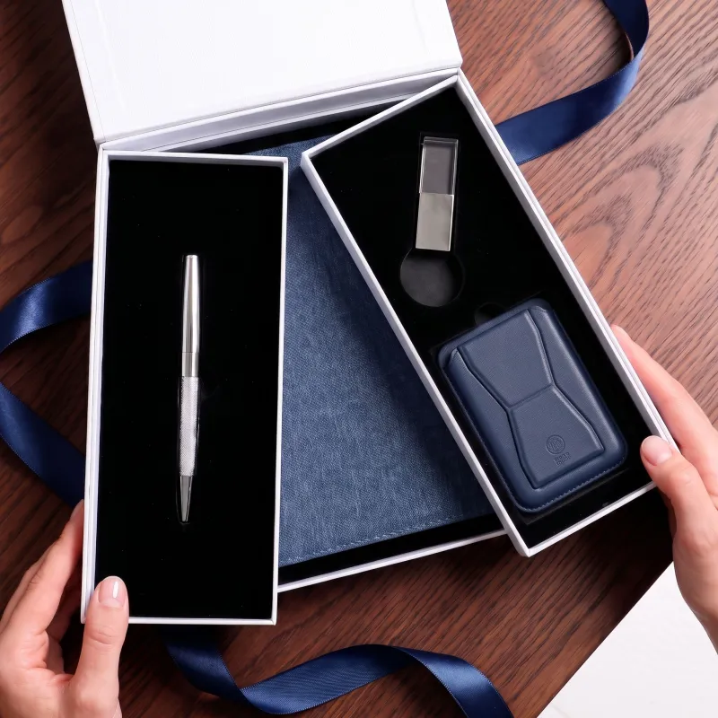 Дамски комплект бележник А5, химикалка, картодържач и USB 